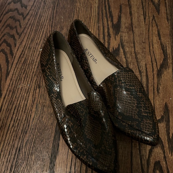 JustFab dark snakeskin black and brown pointed flats size 8.5 nwot - Picture 2 of 3